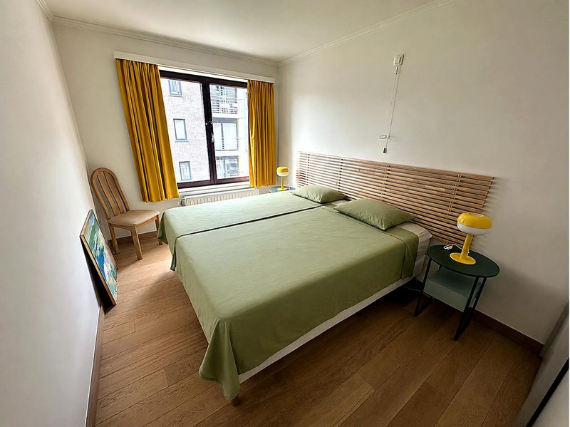 Chambre verte de l'appartement avec lit double