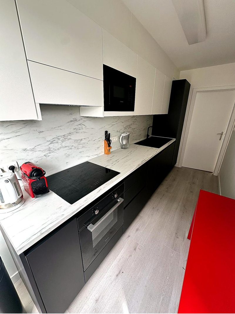 Cuisine équipée de l'appartement avec lave-vaisselle