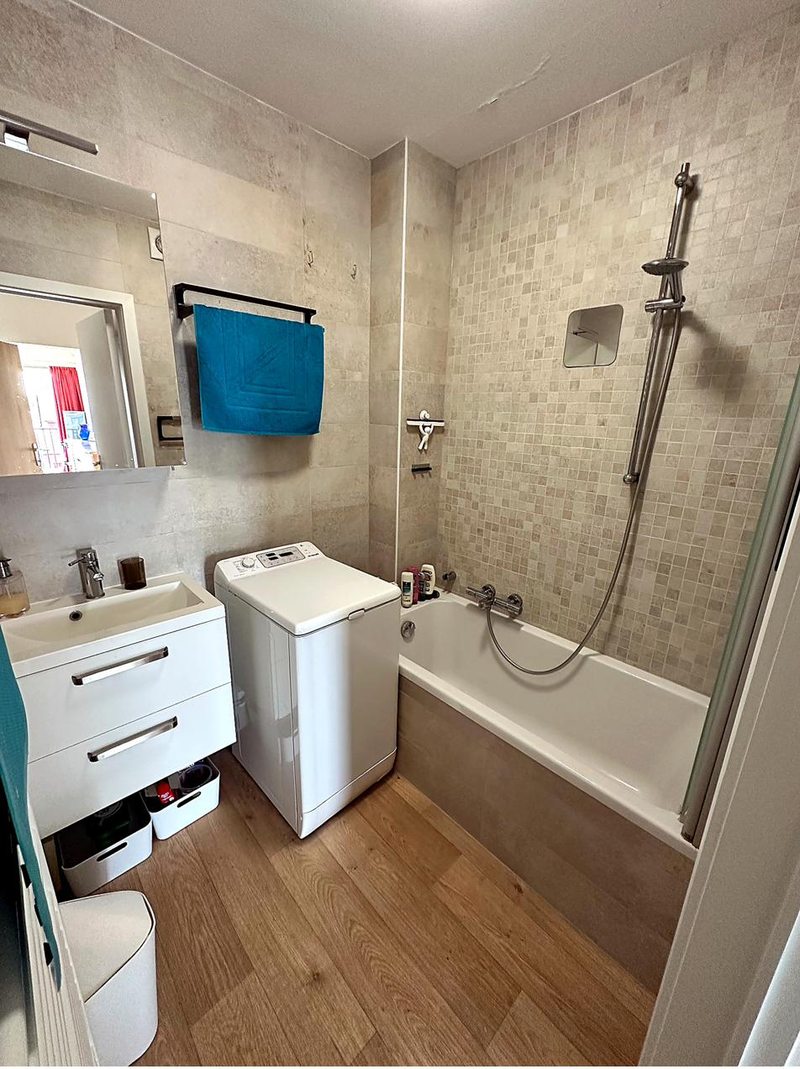 Salle de bain de l'appartement avec baignoire et douche