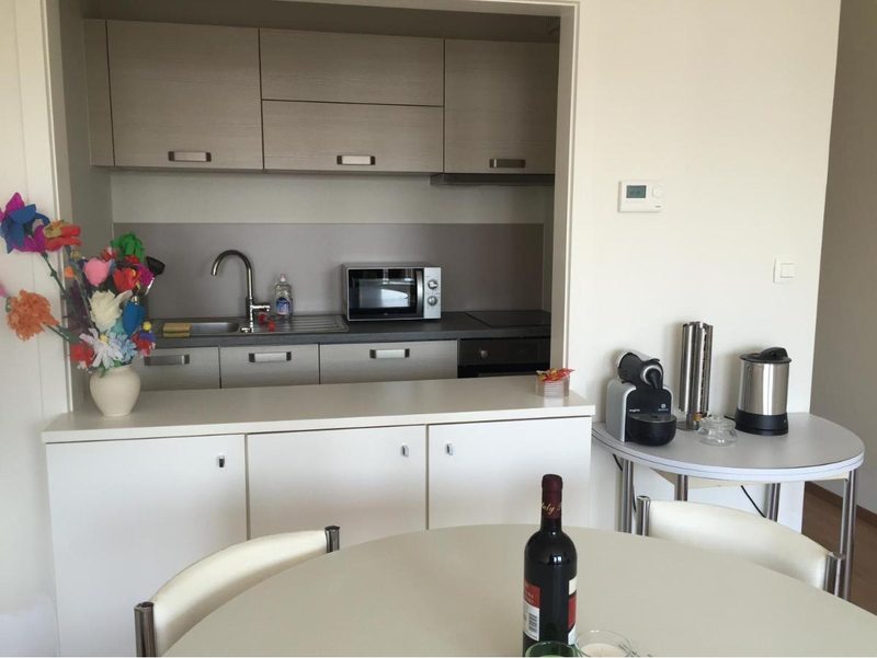 Cuisine équipée du studio : plaque induction, micro-ondes et cafetière Nespresso