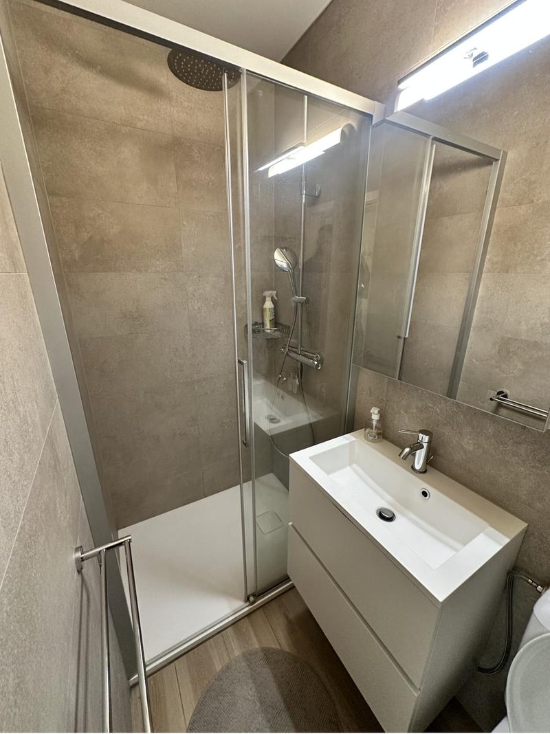 Salle de bain du studio avec douche à l'italienne