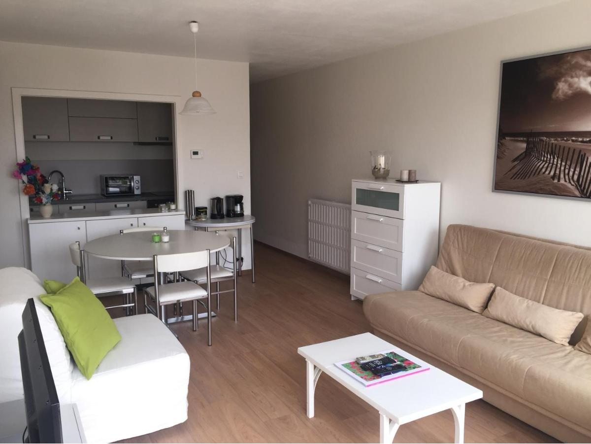 Studio de la Résidence Sparrow à Coxyde : salon, coin repas et cuisine ouverte